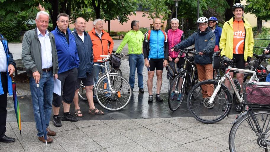 Bürgermeister Rupprecht und stellvertretender Landrat Reh (v. l.) eröffneten die diesjährige Stadtradeln-Aktion im Landkreis. Die Eröffnungstour führte ADFC-Tourenleiter Thomas Löffler (2. v. r.) und sein Stellvertreter Wolfgang Loos (r.) Bürgermeister Rupprecht und stellvertretender Landrat Reh (v. l.) eröffneten die diesjährige Stadtradeln-Aktion im Landkreis. Die Eröffnungstour führte ADFC-Tourenleiter Thomas Löffler (2. v. r.) und sein Stellvertreter Wolfgang Loos (r.)