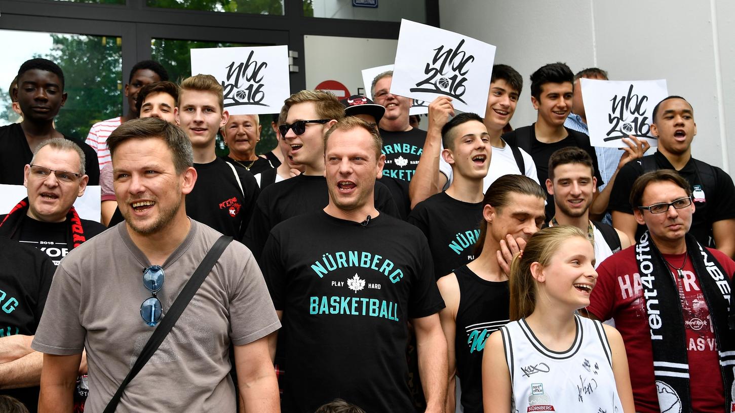 Mittendrin statt nur dabei: Ralph Junge kämpft weiter für Profi-Basketball in Nürnberg. Dabei ist ihm die Unterstützung der Fans gewiss.