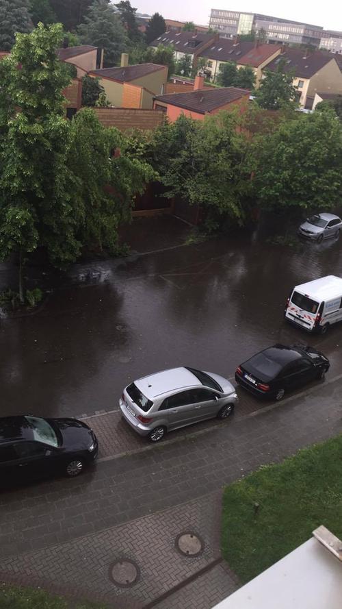 Alarm im Nürnberger Süden: Wasser flutet Keller und Straßen