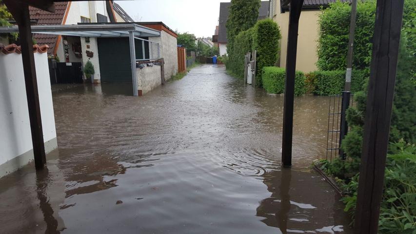 Alarm im Nürnberger Süden: Wasser flutet Keller und Straßen