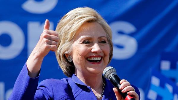 Die frühere US-Präsidentschaftskandidatin Hillary Clinton sieht den Sieg von Joe Biden bei der Wahl als Absage an den Amtsinhaber Donald Trump. "Die Wähler haben gesprochen, und sie haben Joe Biden und Kamala Harris zu unserem nächsten Präsidenten und Vizepräsidenten gewählt", schrieb die Demokratin am Samstag auf Twitter. Es sei ein Kandidatenpaar, das Geschichte schreibe, "eine Absage an Trump" und ein neues Kapitel für Amerika. "Vorwärts, zusammen", schrieb Clinton weiter.