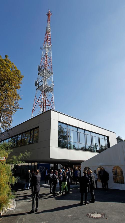 Der vierte Platz geht an den Bayeri­schen Rundfunk. Auf dem BR­-Gelän­de in der Wallensteinstraße steht eine 100 Meter hohe Stahlgitter-Konstruk­tion. Der Sender nutzt den Antennen­träger hauptsächlich für sein Richt­funknetz mit drei großen Antennen.