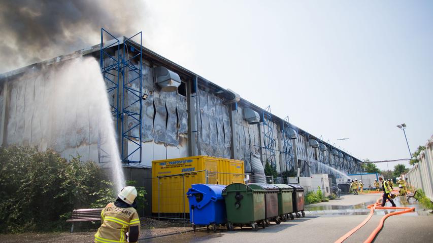 Rauchsäule über der Stadt: Flüchtlingsunterkunft in Düsseldorf brennt