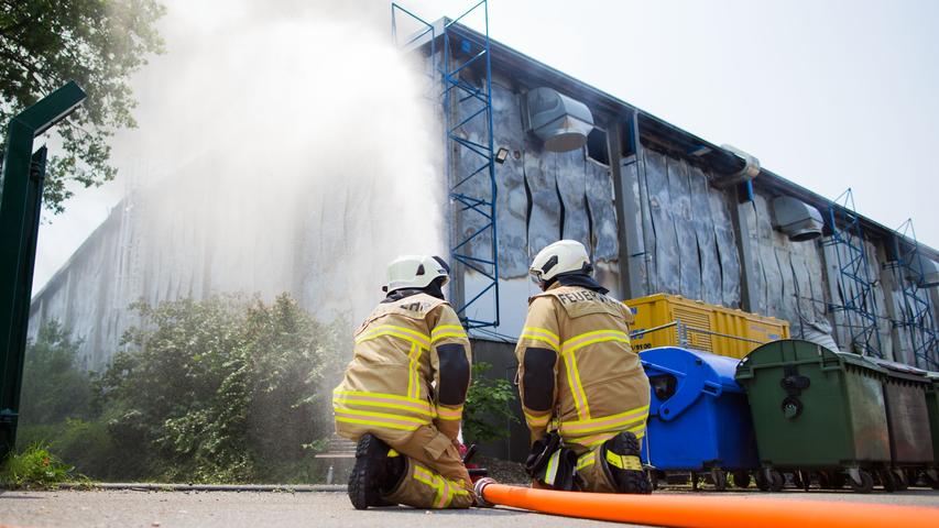 Rauchsäule über der Stadt: Flüchtlingsunterkunft in Düsseldorf brennt