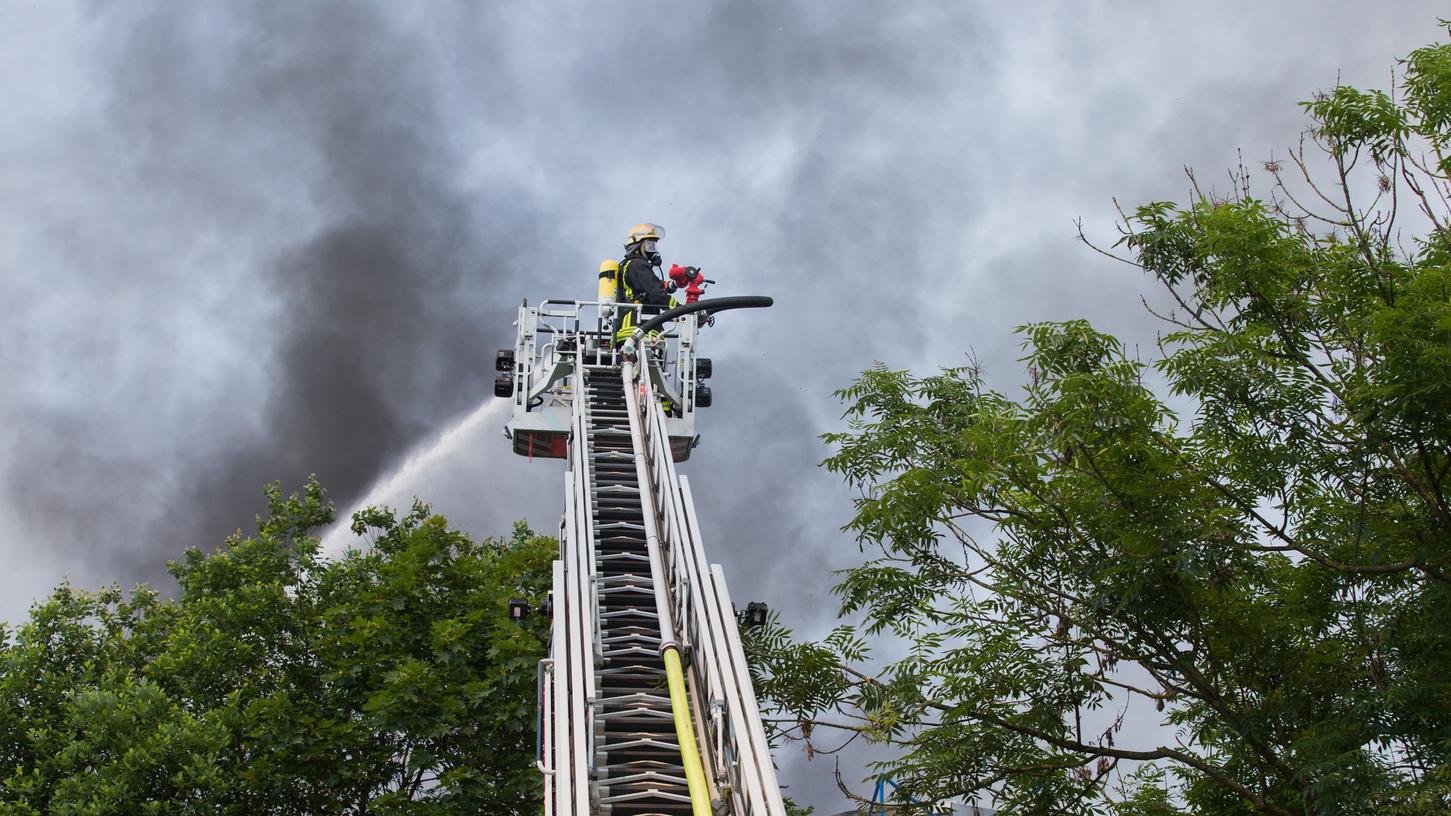 Eine als Flüchtlingsunterkunft genutzte Halle auf dem Düsseldorfer Messegelände stand am Dienstag in Flammen.