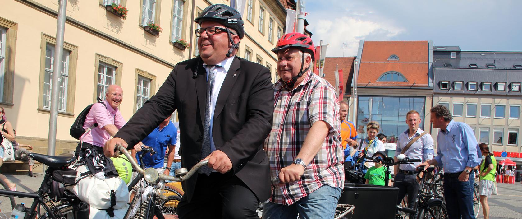 Bürgermeister und Stadtradelstar Wolfgang Metzner sattelte zusammen mit stellvertretendem Landrat Johann Pfister zum Beginn der Stadtradeln-Kampagne ein altes Tandem.