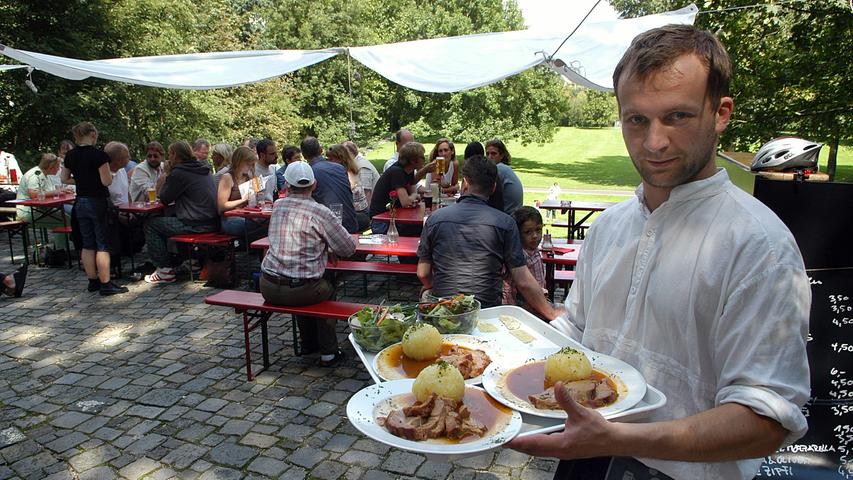 Im Winter rodeln hier die Kinder - im Sommer aber ist hier, fast mitten in der Fürther Innenstadt, Platz für einen Biergarten mit fantastischer Aussicht: Von den Bierbänken und Liegestühlen des  Café Rodelbahn blickt man den Hang hinunter auf den Fürther Stadtpark. Der Cafébetrieb gehört zum Babylon-Kino, es gibt fränkische Biere und kleine und größere Speisen.
 
 
 Durchschnittsnote: 3,50