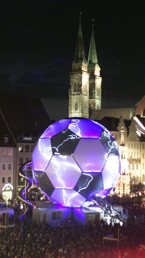 Eine Augenweide war auch der WM-Globus, der durch die Spiel-Städte zog und vom 19. Juli bis zum 11. September 2005 Station auf dem Nürnberger Hauptmarkt machte.