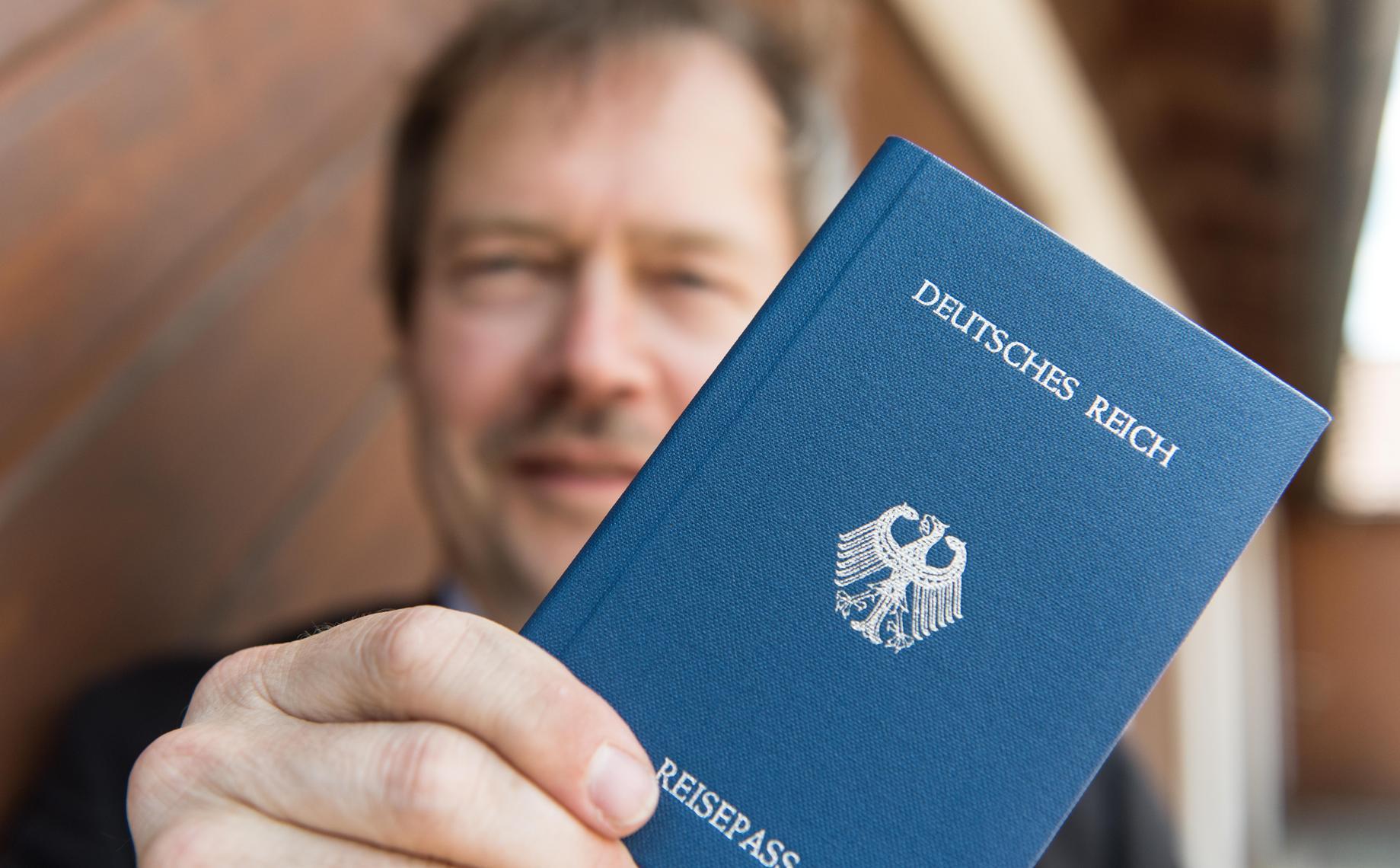 Es gibt keine BRD - so zumindest die Ansicht der Reichsbürger-Bewegung. Stattdessen sehen sie sich als Bürger des Deutschen Reiches und fühlen sich der Weimarer Reichsverfassung verpflichtet, die nach Ansicht der Gruppe nie abgeschafft wurde. Die Bundesrepublik Deutschland dagegen lehnen sie als illegale "BRD-GmbH" ab, da Deutschland nach ihrer Ansicht nach wie vor ein besetztes Land ist und sich im Krieg mit den Alliierten des Zweiten Weltkriegs befindet. Deutschlands Bürger seien lediglich Personal der Siegermächte - ein Indiz dafür sei die Bezeichnung "Personalausweis". Ausgesprochen kreativ sind die Anhänger dieser Verschwörungstheorie, wenn es darum geht, sich eigene Staatsbezeichnungen auszudenken und sich selbst entsprechende Hoheitspapiere auszustellen. Leider ist die Haltbarkeit von Führerscheinen des "Königreichs Deutschland" (gegründet 2012), "Germanitien" (gegründet 2007) oder des "Fürstentums Germania" (gegründet 2009) relativ begrenzt: Sie halten nur bis zur nächsten Verkehrskontrolle.