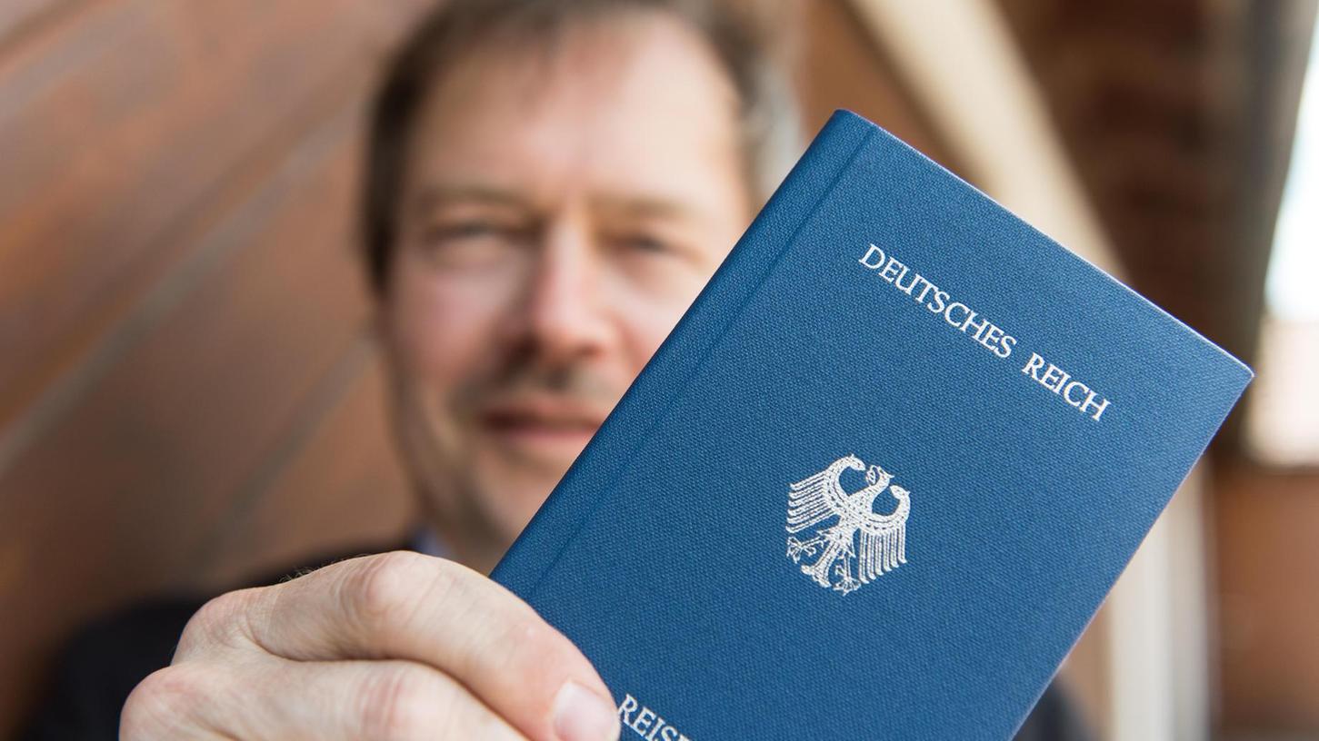Als Zeichen des Protestes kommt es nicht selten vor, dass Reichsbürger eigene "Staaten" gründen und sich entsprechende Ausweisdokumente ausstellen.