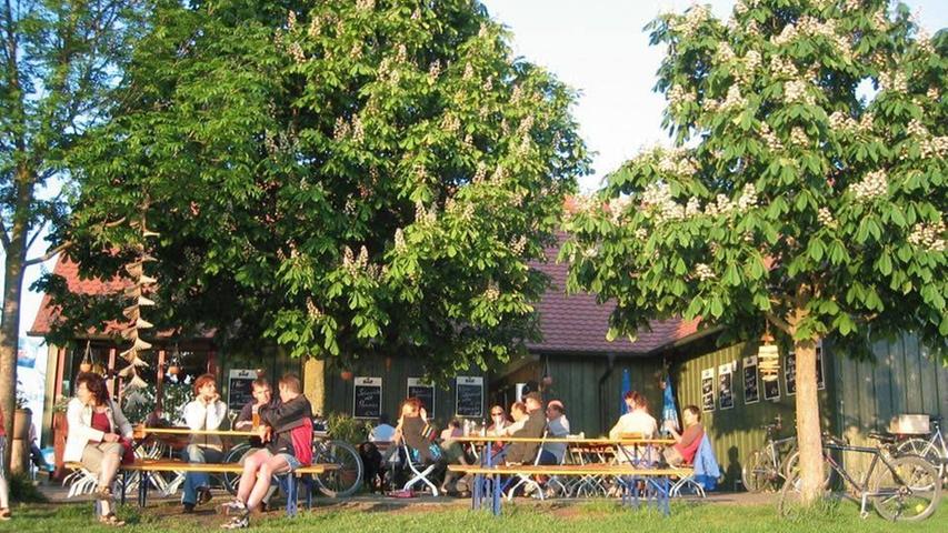 Der Biergarten am Altmühlzuleiter in Gern ist der perfekte Ort um sein Feierabendbier im Grünen zu trinken. Daneben klassischer fränkischer Küche, bietet  der Biergarten auch Pizza an. Was natürlich nicht fehlen darf sind heimische Biere, die das Verweilen versüßen. Ab 11 Uhr geöffnet, ist bis abends "so lange geöffnet, wie es warm bleibt". Die Übersicht über "Die schönsten Bierkeller und Biergärten in Franken" kann man übrigens in Buchform  in unserem Online-Shop  für 19,90 Euro erwerben.