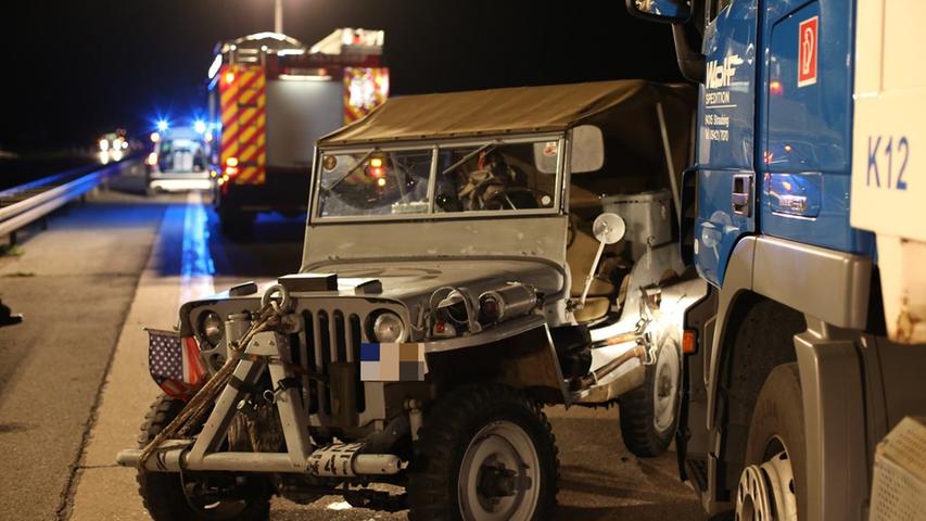 Lkw kracht auf historischen Jeep: Frau stirbt nach Auffahrunfall