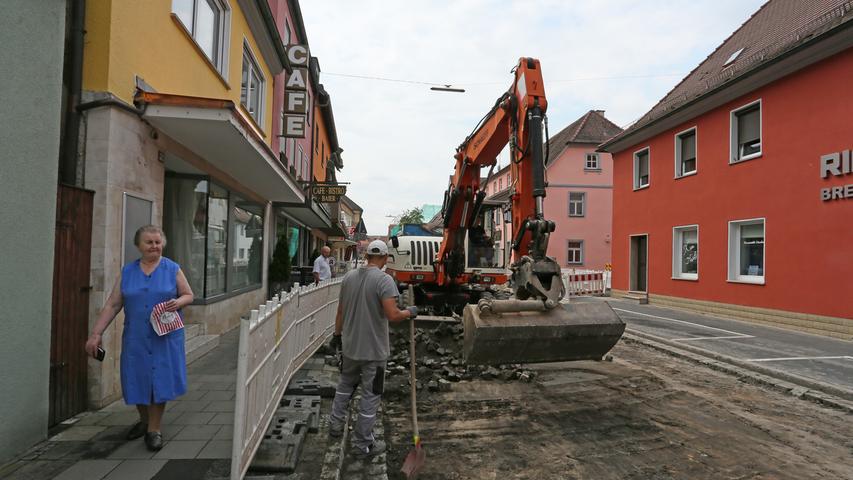 Der erste Abschnitt der Hauptstraße in Höchstadt vom Vogelseck bis zu Am Graben wird saniert. Bagger entfernen den alten Fahrbahnbelag aus holprigem Kopfsteinpflaster.
