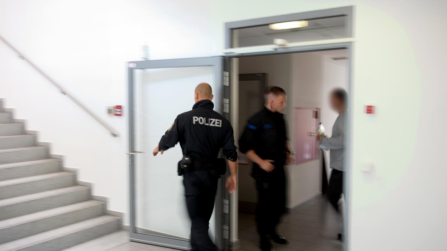 Zwei Polizisten stehen bei einem Einsatz am Eingang des Dating-Portal "Lovoo" in Dresden. In den Dresdner Geschäftsräumen des Dating-Portals hat es einen Polizeieinsatz gegeben.
