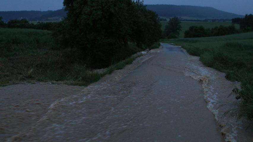 Die starken Regenfälle überschwemmten in Steindl Straßen und auch Gehwege. Die Einsatzkräfte mussten den Verkehr teils umleiten.