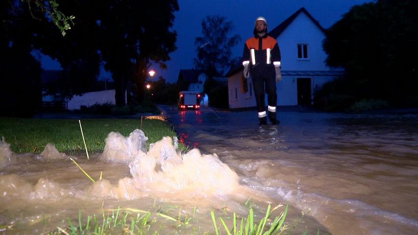 Nach heftigen Regenschauern mussten die Einsatzkräfte die überschwemmten Straßen sichern und das Wasser abpumpen.