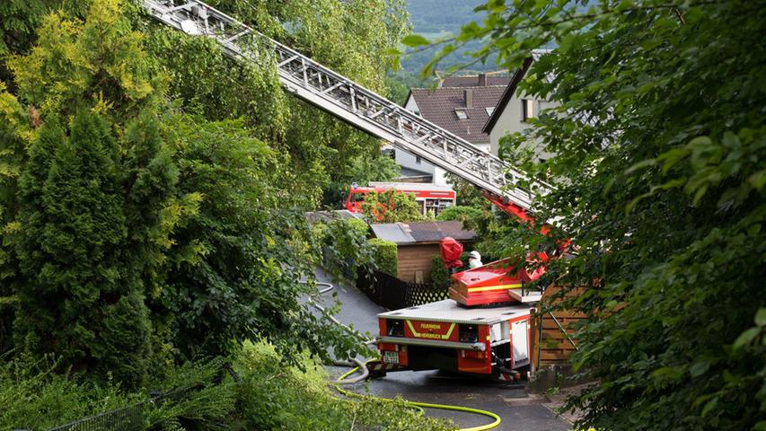 Gegen 17.20 Uhr alarmierte der Bewohner eines großen Einfamilienhauses die Feuerwehr. Nach einem Blitzeinschlag brannte der Dachstuhl seines Hauses.