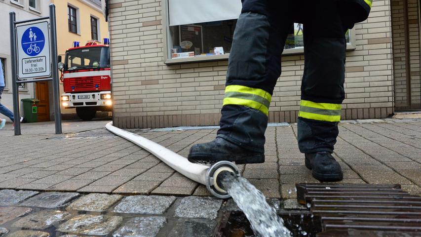 Wasser marsch! Laut Einschätzung der Feuerwehr ist Erlangen bei dem Unwetter jedoch glimpflich weggekommen.