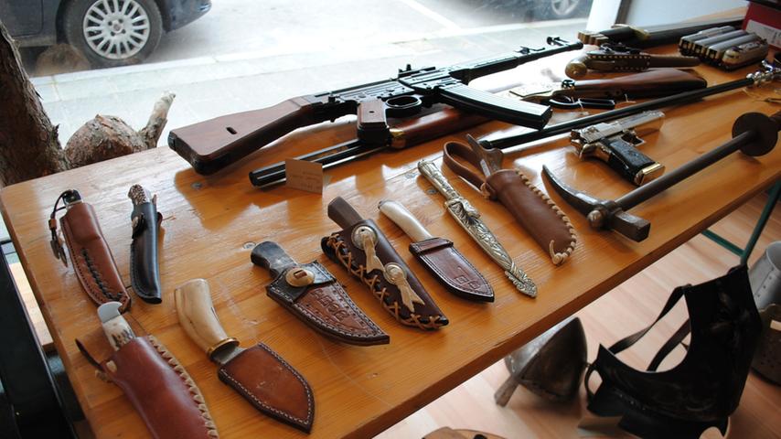 Schwabachs erste Auktion: Schmuck und Sturmgewehr