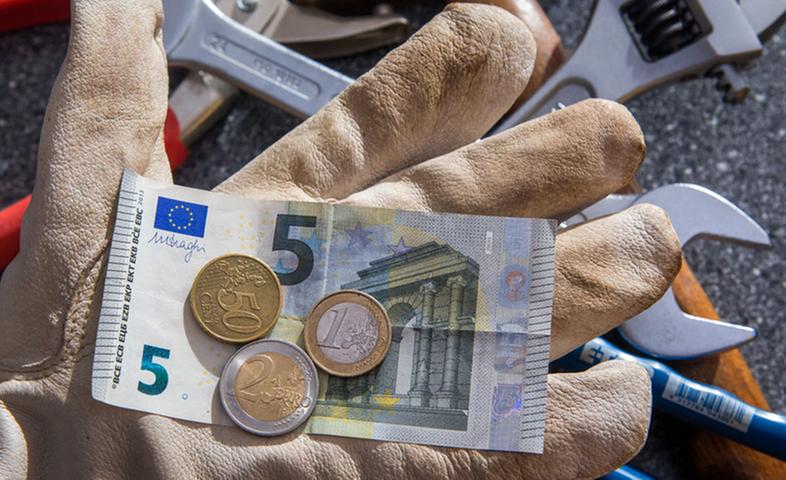 Der gesetzliche Mindestlohn in Deutschland stieg zu Jahresbeginn von 8,50 auf 8,84 Euro je Stunde. Auf die Steigerung um 34 Cent hatte sich eine Mindestlohnkommission von Arbeitgebern und Arbeitnehmern verständigt.