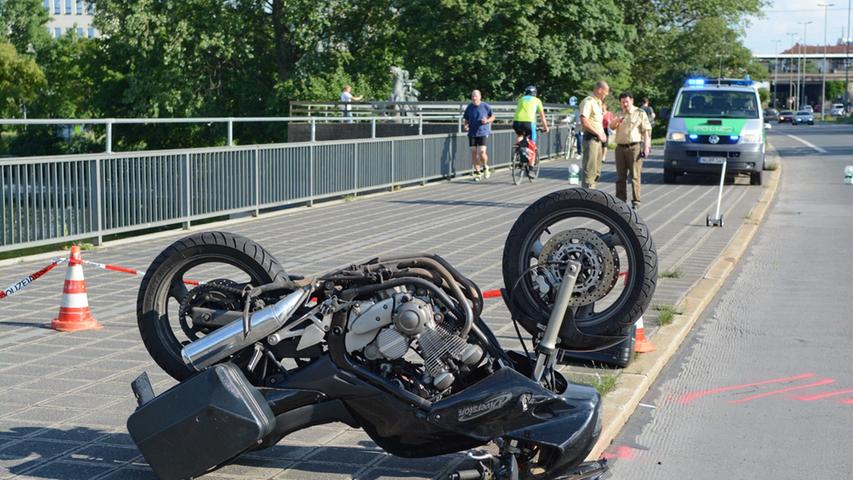 Wöhrder Talübergang: Motorradfahrer kracht ungebremst in Audi