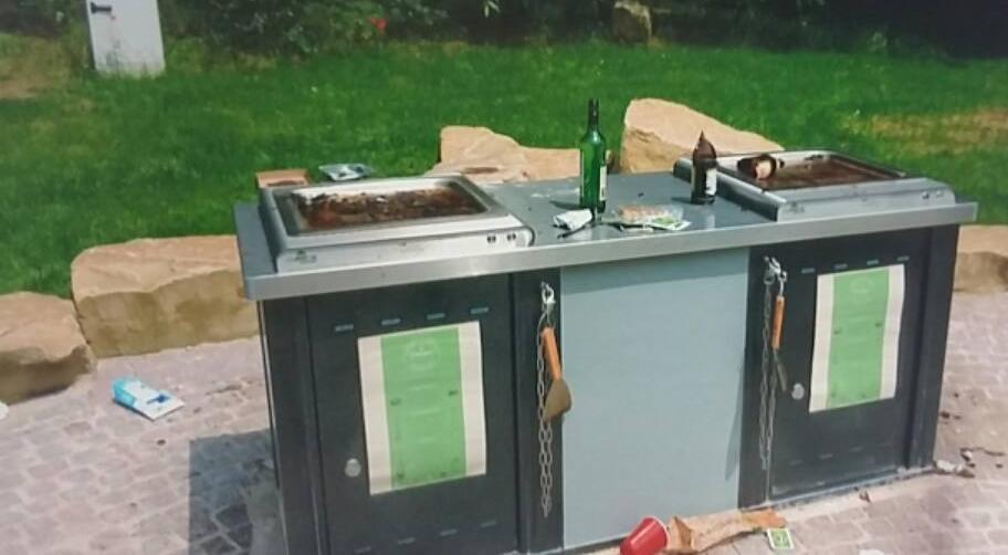 Scherben und Dreck am neuen High-Tech-Grill in Erlangen