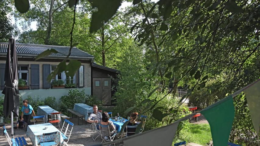 Die alte Künstlerbaracke am Ufer der Rednitz sollte vor Jahren abgerissen werden. Zum Glück kam es anders: Heute ist daraus der Kulturort Badstraße geworden und ein Lieblingsort vieler Fürther. Das Café Badehaus liegt nicht nur idyllisch, es hat einen ganz eigenen Charme. Zum Garten gehört ein kleiner Spielplatz, Kaffee, Kuchen oder kühle Getränke holt man sich drinnen selbst - und kann dabei auch einen Blick auf Fotografien werfen, die an die Zeit erinnern, als man hier noch das Fürther Flussbad fand.
Durchschnittsnote: 3,39 Die alte Künstlerbaracke am Ufer der Rednitz sollte vor Jahren abgerissen werden. Zum Glück kam es anders: Heute ist daraus der Kulturort Badstraße geworden und ein Lieblingsort vieler Fürther. Das Café Badehaus liegt nicht nur idyllisch, es hat einen ganz eigenen Charme. Zum Garten gehört ein kleiner Spielplatz, Kaffee, Kuchen oder kühle Getränke holt man sich drinnen selbst - und kann dabei auch einen Blick auf Fotografien werfen, die an die Zeit erinnern, als man hier noch das Fürther Flussbad fand.
Durchschnittsnote: 3,39
