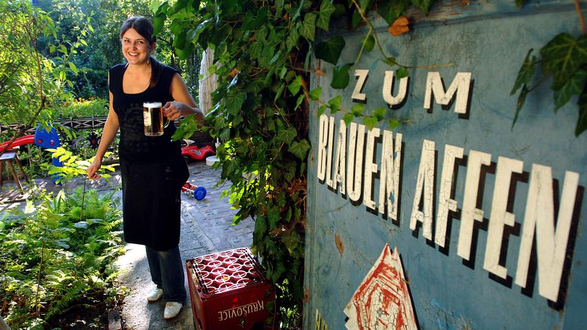 Seit mehr als 100 Jahren gibt es an dieser Stelle ein Lokal: Der Blaue Affe in der Fürther Flößaustraße zieht ein bunt gemischtes Publikum an. Beliebt sind die großen Schnitzel, der Kicker - und natürlich die Plätze im hübschen Biergarten.
 
 
 Durchschnittsnote: 2,72