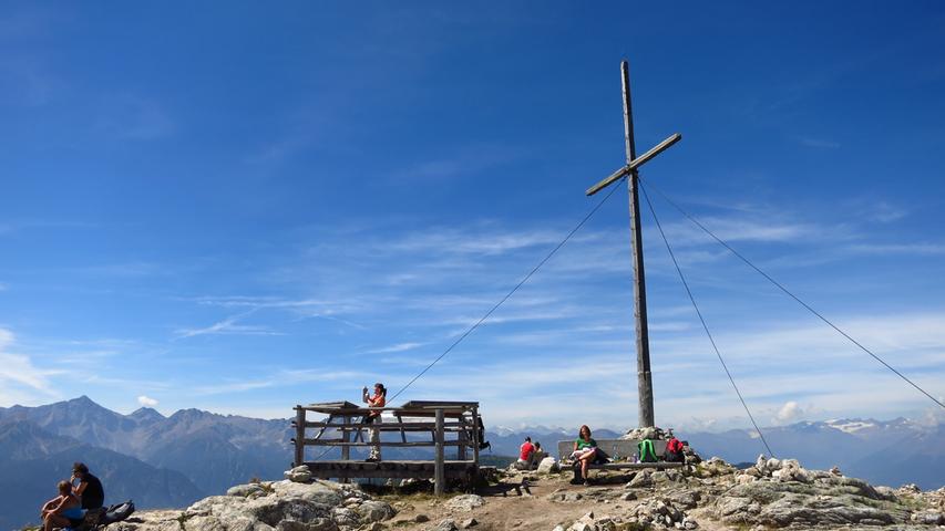 Die Südtiroler Ferienregion Gitschberg-Jochtal ist ein familiengerechtes Almenland. Bei einer Wanderung auf dem Hüttenrundweg am Gitschberg kommt man nahe des Steinernen Mandl sogar mit Kindern bis ans Gipfelkreuz.