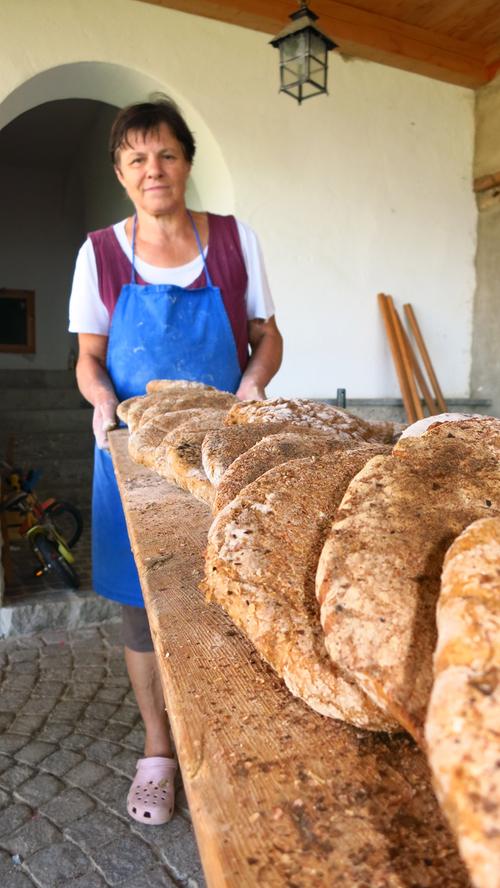Auf dem Galtiner Hof backen die Bauern im Holzofen zweimal im Jahr ihr eigenes Brot.