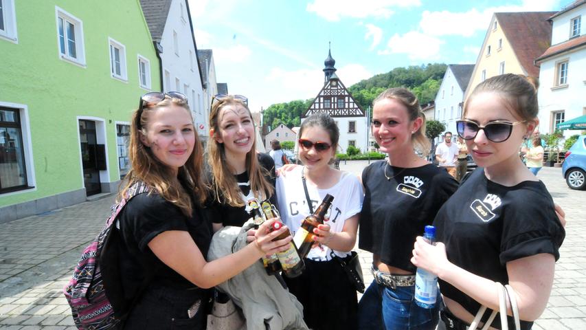 Die Abiturienten feiern sich am 10. Juni vor dem Rathaus in Pegnitz.