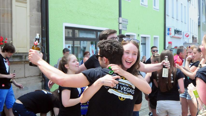 Die Abiturienten feiern sich am 10. Juni vor dem Rathaus in Pegnitz.