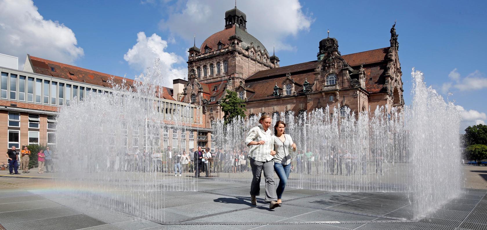 Wasser, marsch! Der Kunstbrunnen sprudelt wieder. Dieses Jahr allerdings am Opernhaus. Wasser, marsch! Der Kunstbrunnen sprudelt wieder. Dieses Jahr allerdings am Opernhaus.