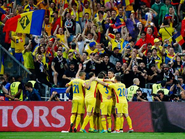 Jubel vor den Fans: Rumänien zelebriert den Ausgleichstreffer.