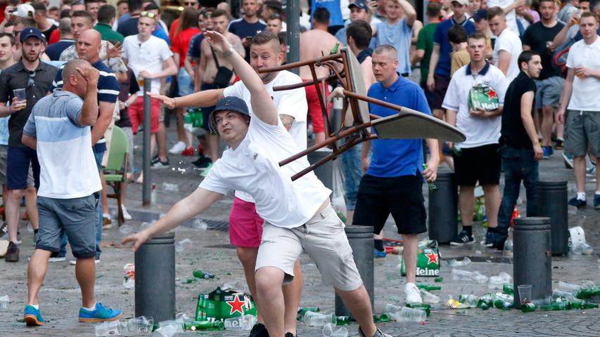 Krawalle in Marseille: Englische Fans geraten mit Polizei aneinander