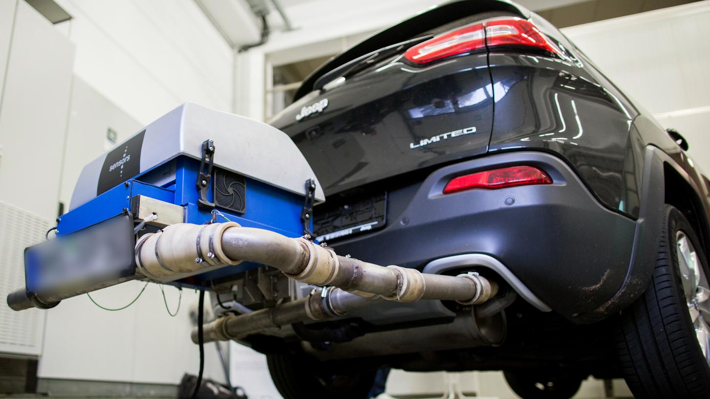 Ein Auto mit einem PEMS-System. Angesichts des VW-Skandals und auffälliger Abgaswerte bei anderen Herstellern baut das Kraftfahrt-Bundesamt eine eigene Prüftechnik auf.
