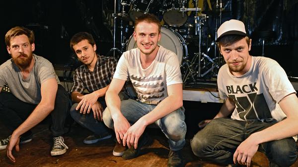 Der Name von King Father Baboon entstand aus einer Kombination aus Country und Western. Die Rocker aus Erlangen und Nürnberg begeistern ihr Publikum nicht nur mit schnellen Stücken und Gitarrensoli, sondern auch mit der ein oder anderen Ballade.