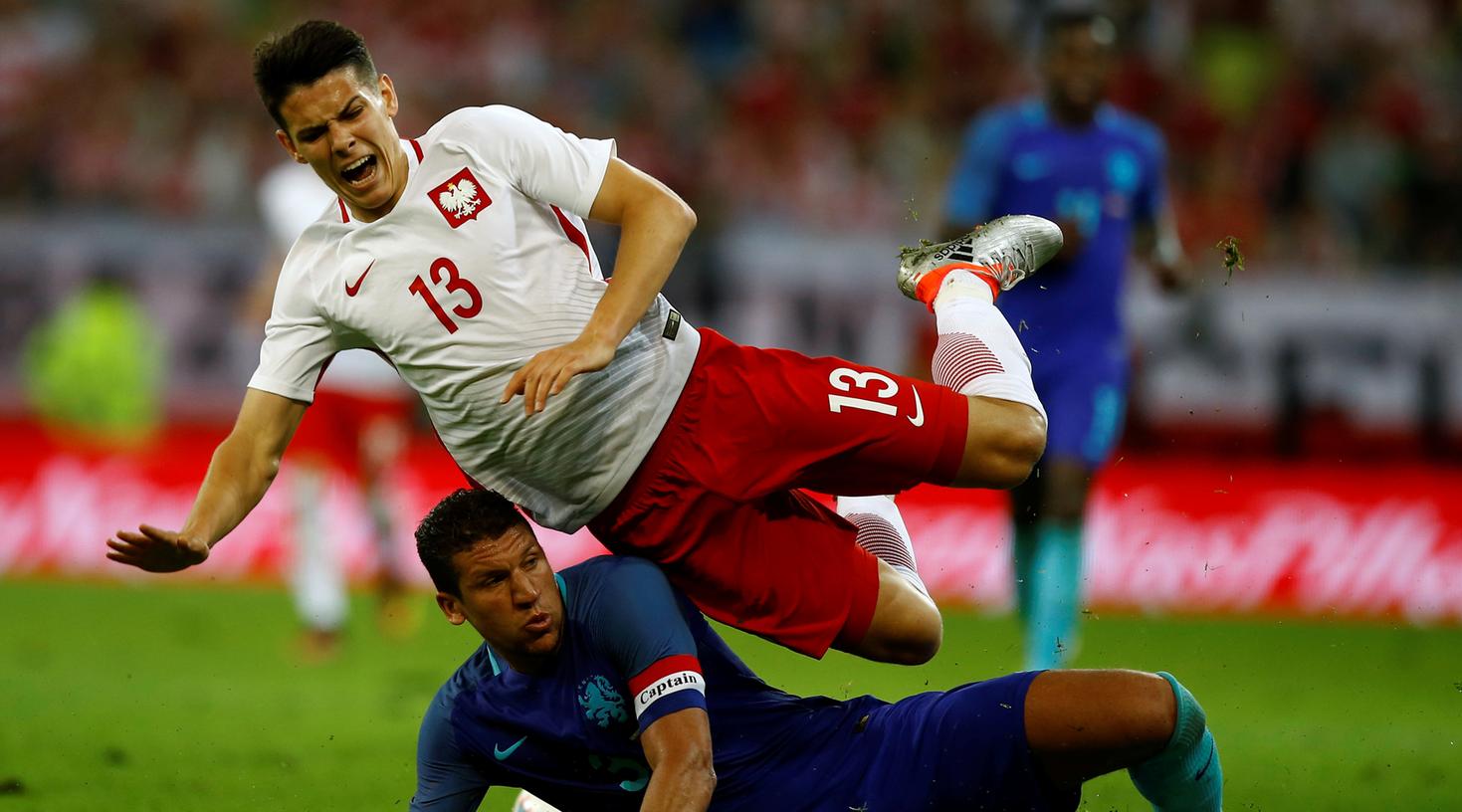 Mariusz Stepinski ist polnischer Nationalspieler. Hier duelliert er sich mit dem Niederländer Jeffrey Bruma.