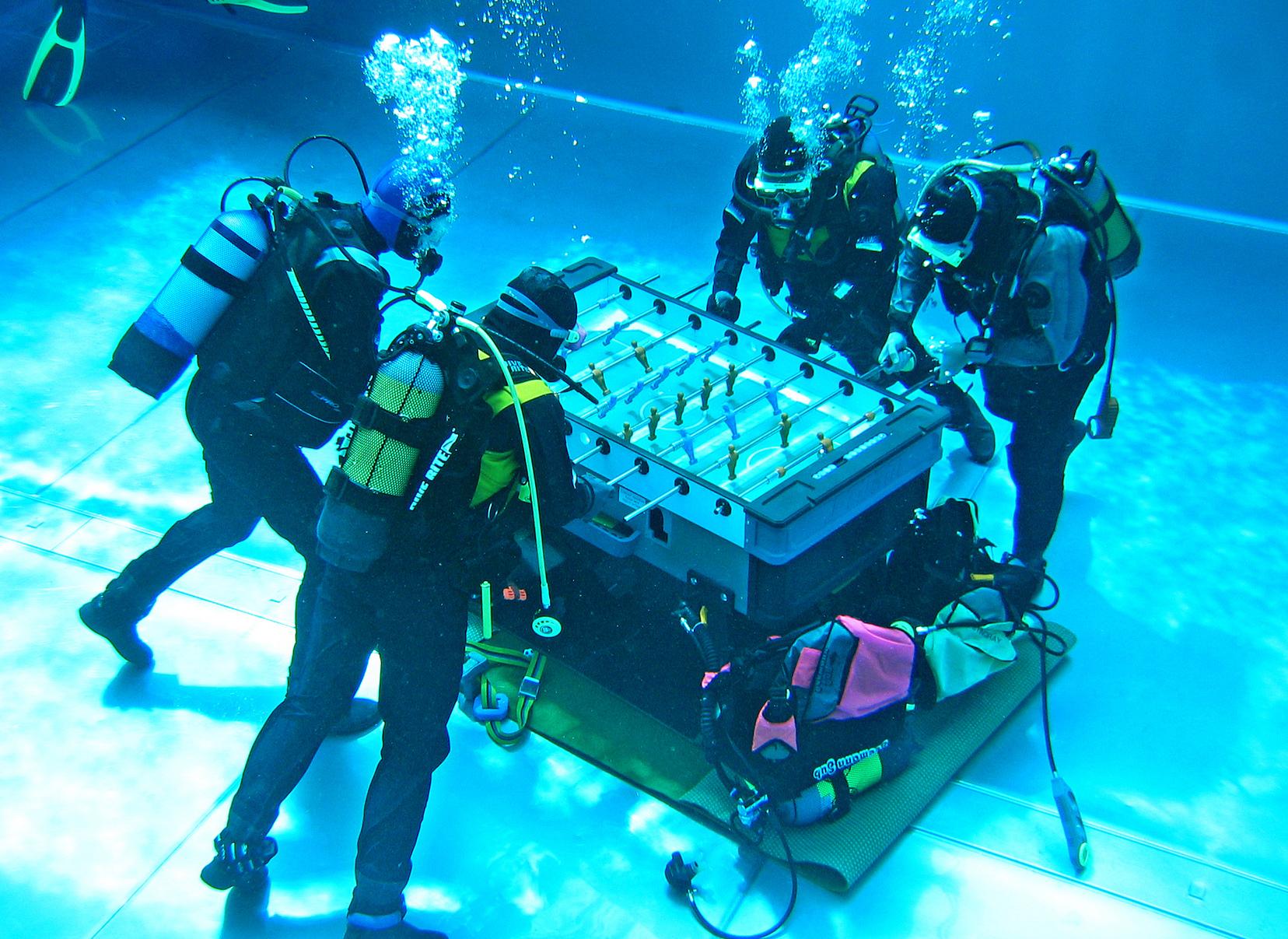 Zur Abkühlung also direkt den Kneipensport unter Wasser verlegen? Zumindest im Freibad Heroldsberg kam es zu dem kuriosen Rekordversuch. Die Taucher traten hier zum Unterwasser-Tischfußball an.