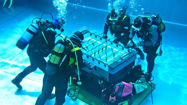 Zur Abkühlung also direkt den Kneipensport unter Wasser verlegen? Zumindest im Freibad Heroldsberg kam es zu dem kuriosen Rekordversuch. Die Taucher traten hier zum Unterwasser-Tischfußball an.