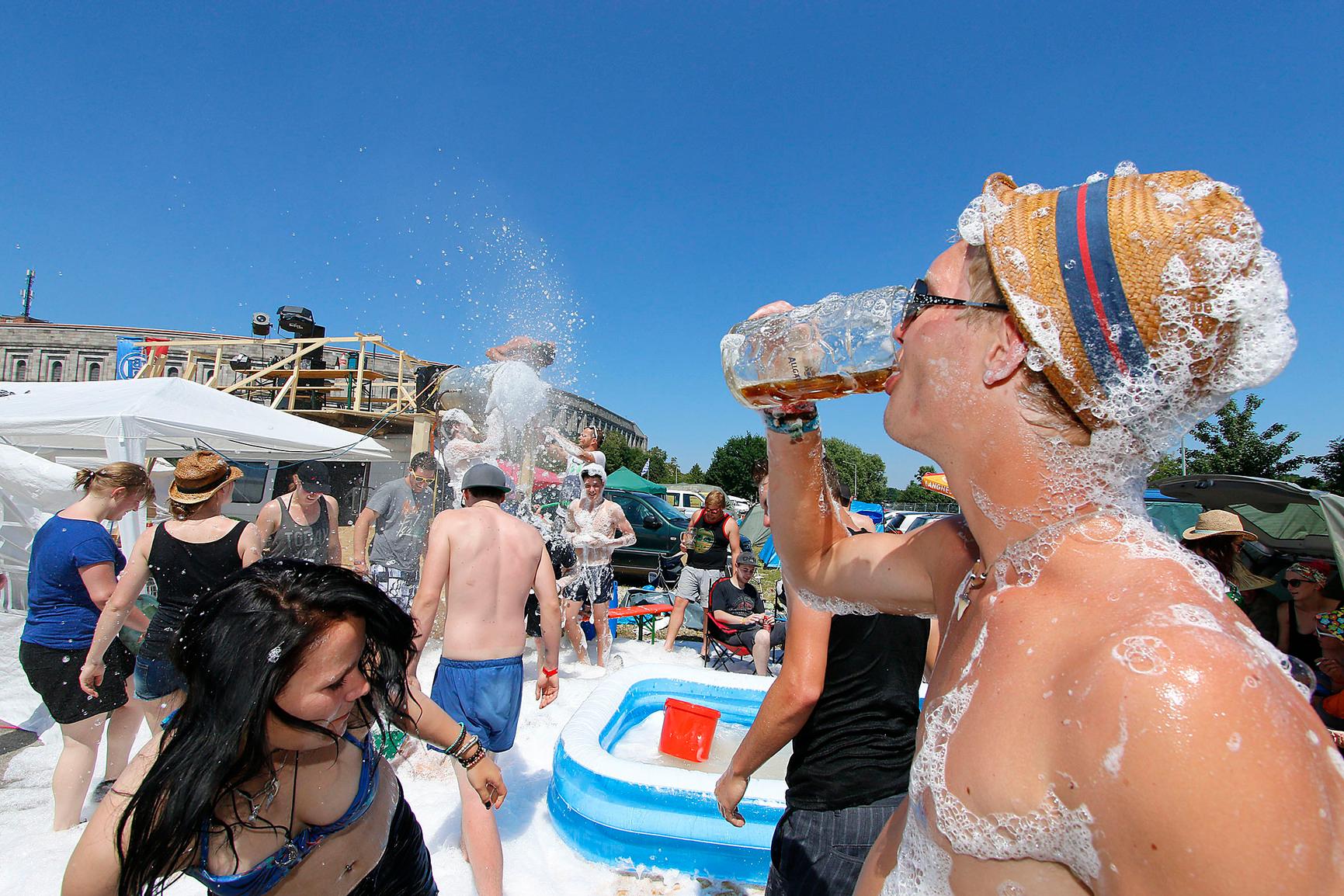 Ebenfalls von der Hitze betroffen: Rock im Park. Der Veranstalter wies auf den Videoleinwänden immer wieder darauf hin, dass die Besucher doch bitte ausreichend trinken sollten - und zwar Wasser.
