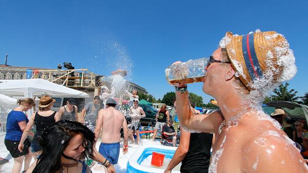 Ebenfalls von der Hitze betroffen: Rock im Park. Der Veranstalter wies auf den Videoleinwänden immer wieder darauf hin, dass die Besucher doch bitte ausreichend trinken sollten - und zwar Wasser.