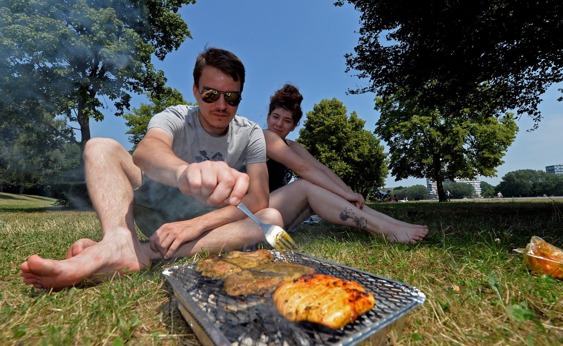 Für die meisten Franken bedeuteten die heißen Temperaturen aber auch: Grillwetter. Ebenfalls ein Lächeln im Gesicht...