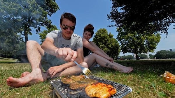 Für die meisten Franken bedeuteten die heißen Temperaturen aber auch: Grillwetter. Ebenfalls ein Lächeln im Gesicht...