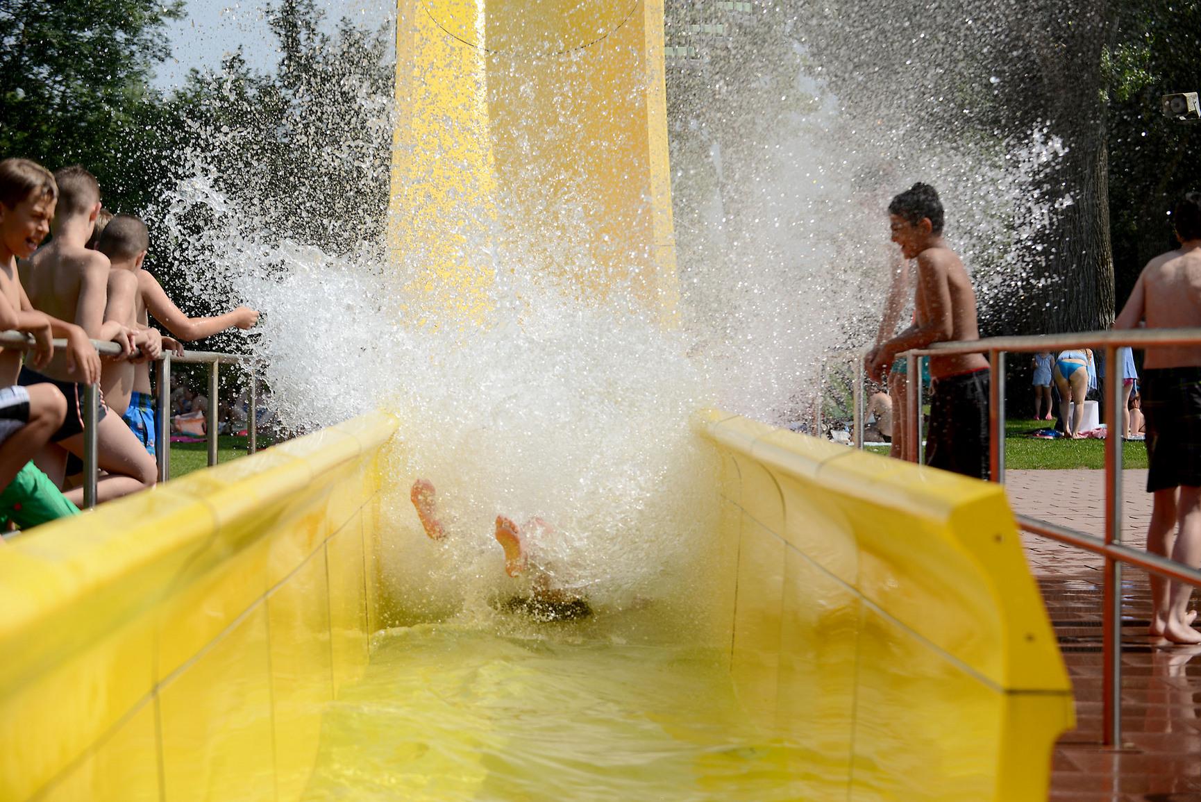 Im fränkischen Kitzingen stiegen die Thermometer gleich an zwei Tagen auf 40,3 Grad. Allerdings sorgte die Hitze nicht bei allen Einwohnern Frankens für Glücksgefühle. Für viele Landwirte war die Trockenheit ein schwerwiegendes Problem. "Der Mais ist nicht gewachsen, alles war trocken und wir mussten sehen, dass uns das Futter reicht", erzählte ein Landwirt der Nürnberger Zeitung.