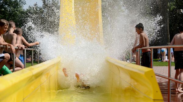 Im fränkischen Kitzingen stiegen die Thermometer gleich an zwei Tagen auf 40,3 Grad. Allerdings sorgte die Hitze nicht bei allen Einwohnern Frankens für Glücksgefühle. Für viele Landwirte war die Trockenheit ein schwerwiegendes Problem. "Der Mais ist nicht gewachsen, alles war trocken und wir mussten sehen, dass uns das Futter reicht", erzählte ein Landwirt der Nürnberger Zeitung.