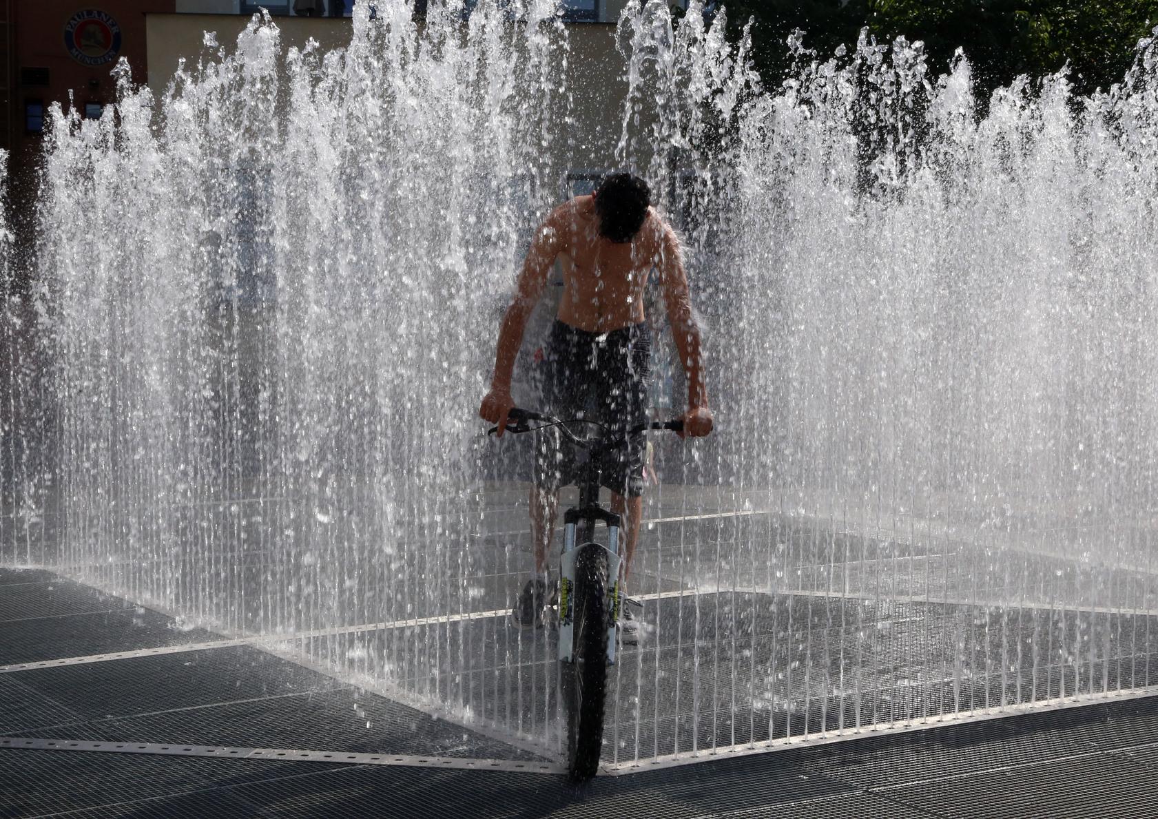 Und dann war da noch das Jahr 2015 - dessen Sommer Deutschland sogar einen neuen Hitzerekord bescherte. Kein Wunder, dass damals der Brunnen am Klarissenplatz vor dem Neuen Museum einer der beliebtesten Plätze Nürnbergs war. Hier gab es die Abkühlung bei der Besichtigung gleich dazu.