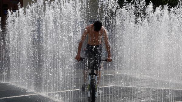 Und dann war da noch das Jahr 2015 - dessen Sommer Deutschland sogar einen neuen Hitzerekord bescherte. Kein Wunder, dass damals der Brunnen am Klarissenplatz vor dem Neuen Museum einer der beliebtesten Plätze Nürnbergs war. Hier gab es die Abkühlung bei der Besichtigung gleich dazu.