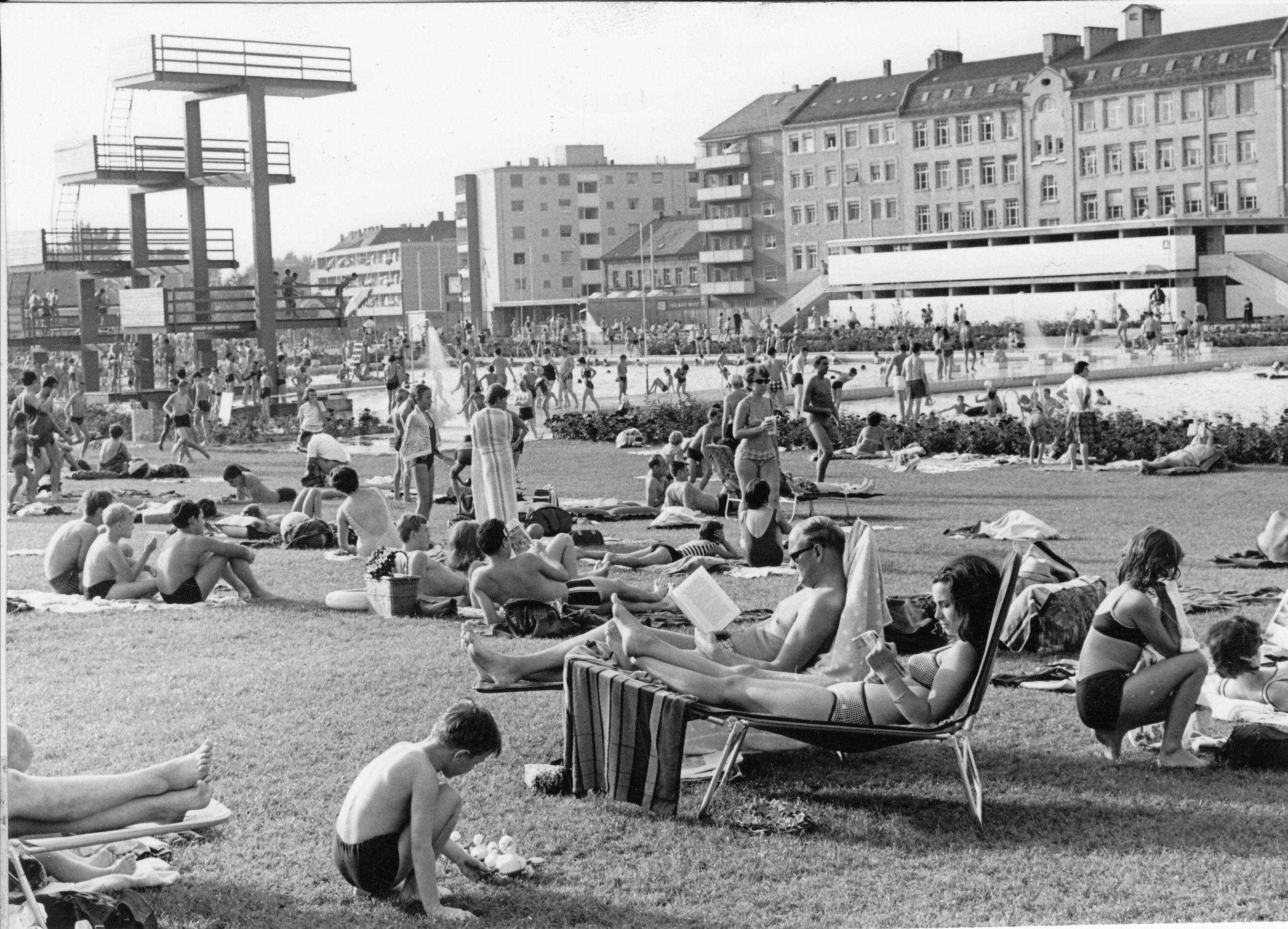 Allerdings legte der September dann zu - und die Nürnberger strömten in ihr neues Bad, das samt dem Kneippbad in der Nordostecke auch in den kommenden Wochen noch seine Pforten offenhielt. Die Badesaison war zum Leidwesen vieler Wasserratten größtenteils verregnet. Die übrigen Freibäder schlossen um diese Zeit bereits und beendeten ihre Badesaion.