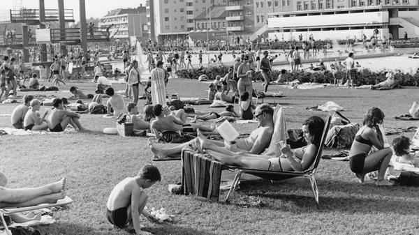 Allerdings legte der September dann zu - und die Nürnberger strömten in ihr neues Bad, das samt dem Kneippbad in der Nordostecke auch in den kommenden Wochen noch seine Pforten offenhielt. Die Badesaison war zum Leidwesen vieler Wasserratten größtenteils verregnet. Die übrigen Freibäder schlossen um diese Zeit bereits und beendeten ihre Badesaion.